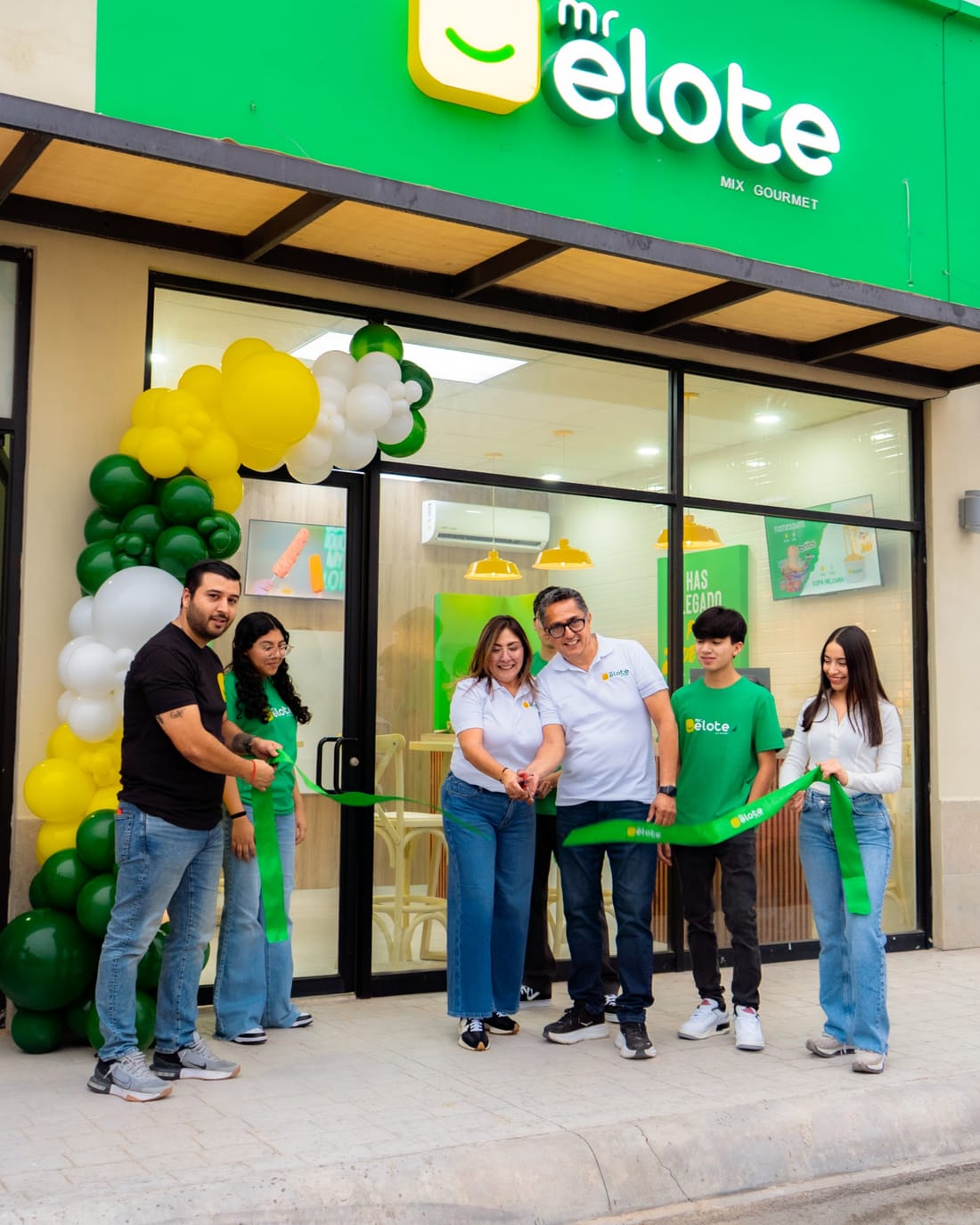 Inauguración de una sucursal Mr. Elote