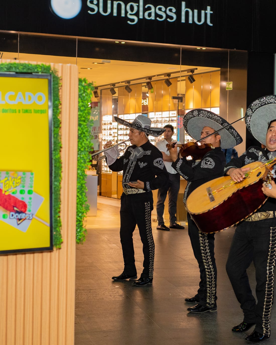 Mariachi en la apertura de una sucursal Mr. Elote