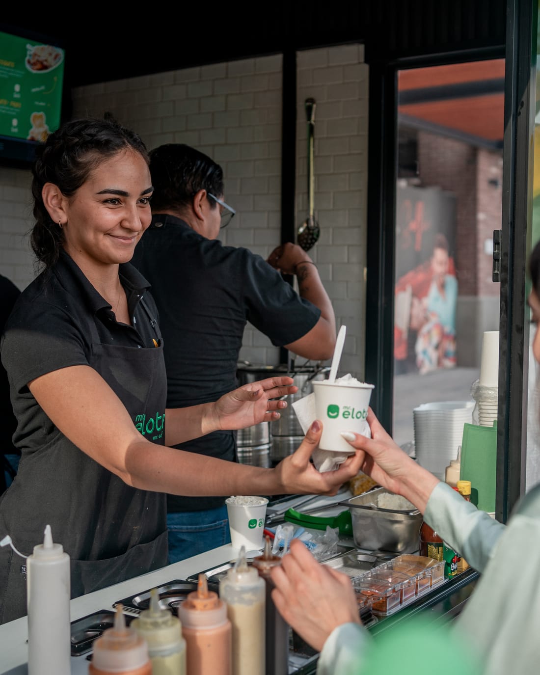 Clientes disfrutando productos Mr. Elote