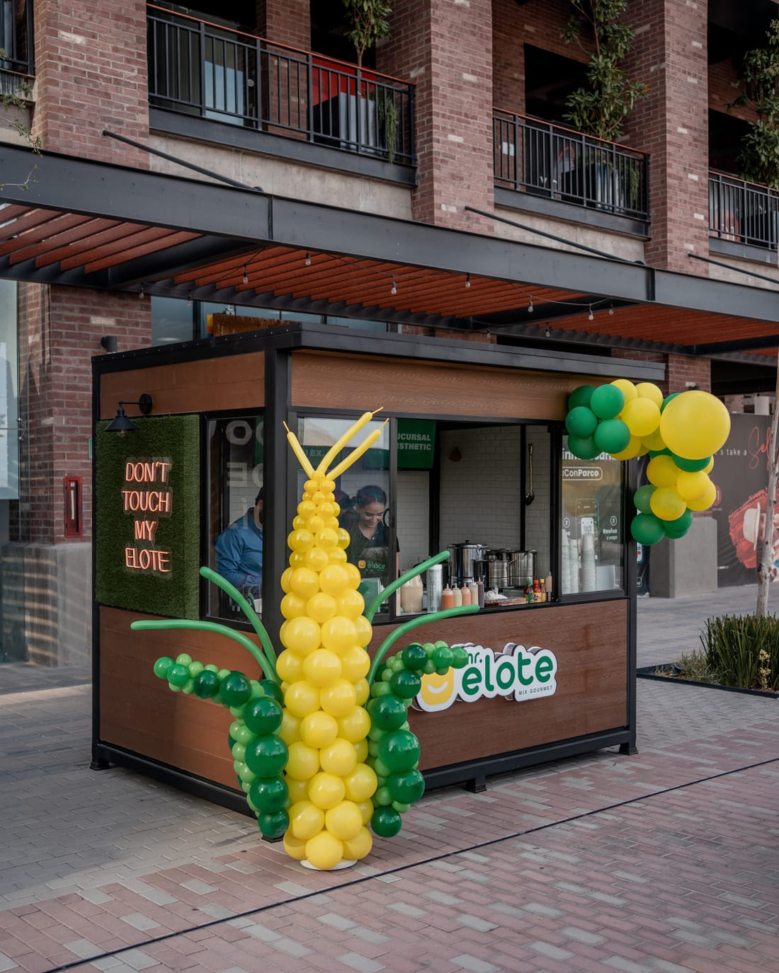 Sucursal Mr. Elote con su diseño de marca