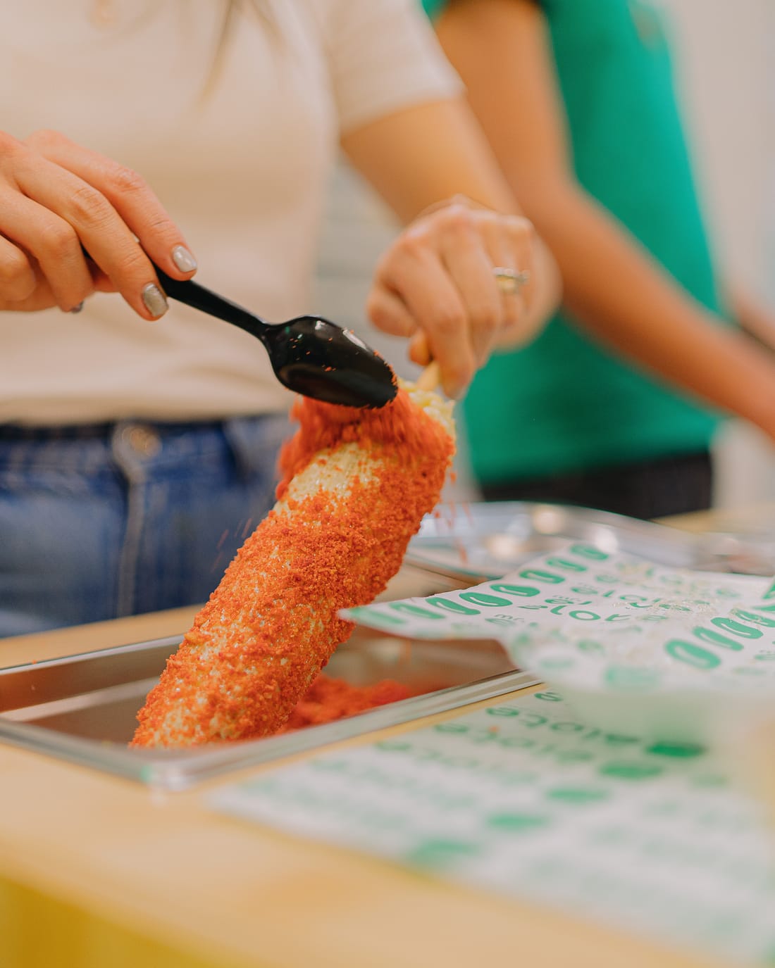 Clientes disfrutando productos Mr. Elote